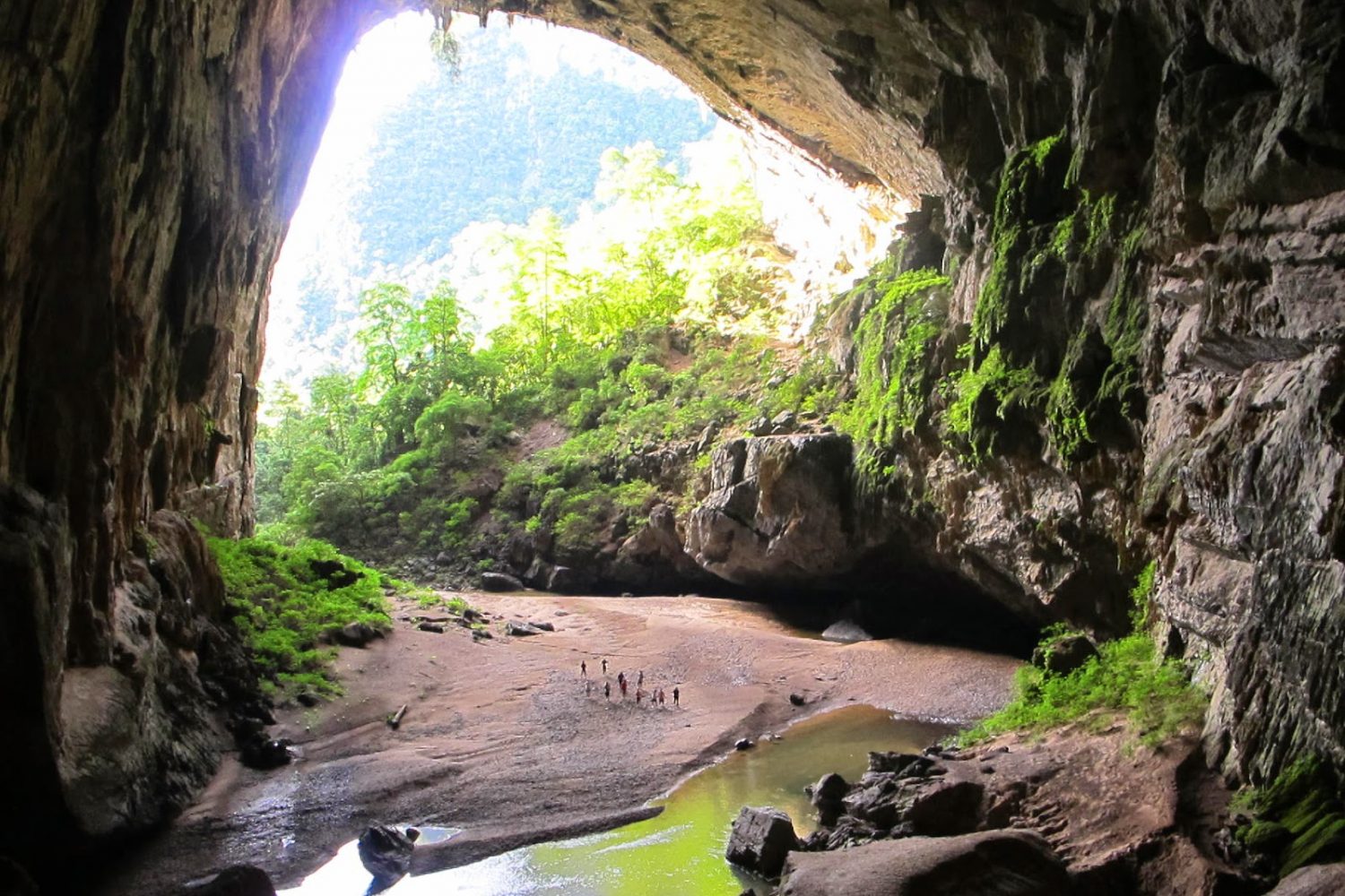 Abandoned valley trek- Hang E cave